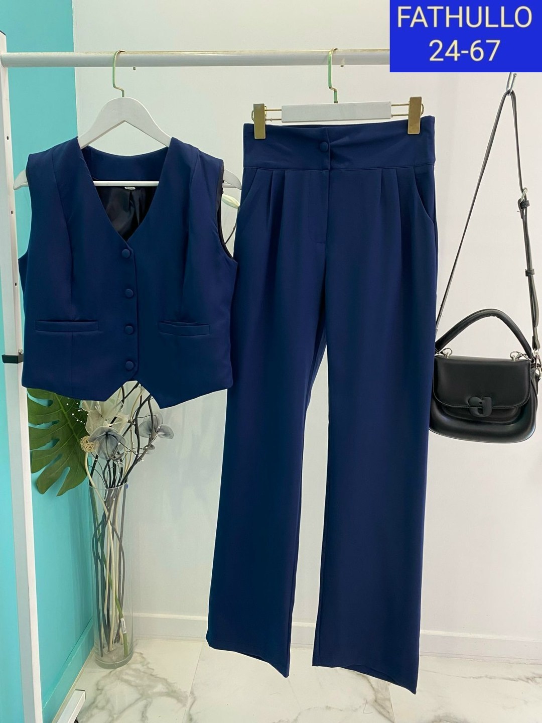 женский костюм с мешковатыми брюками и жилетом без рукавов,женский офисный костюм из жилета и брюк,женский комплект из жилета и широких брюк,костюм жилет,стильный брючный костюм