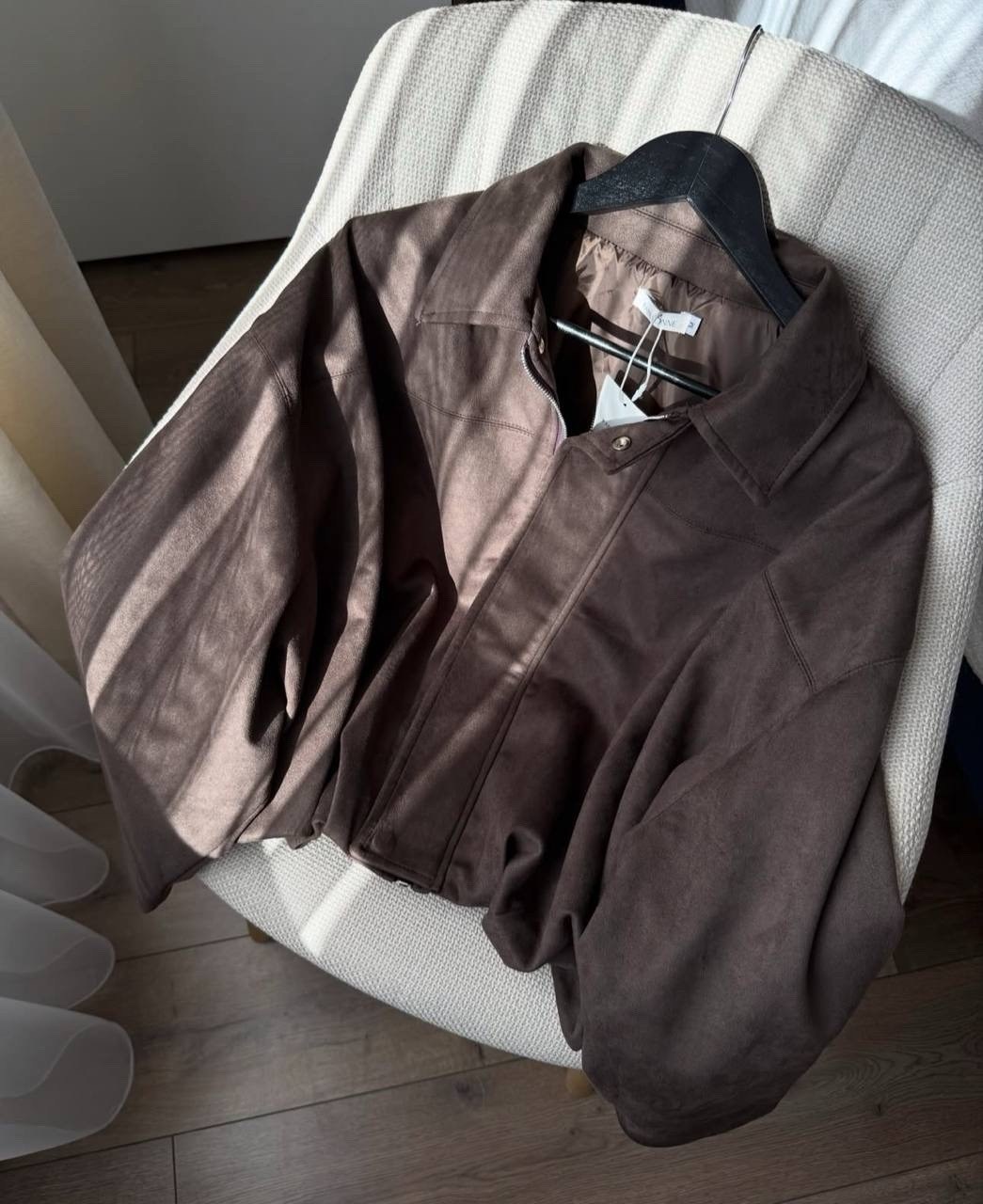 куртка-бомбер из искусственной замши zarina,куртка замшевая,бомбер замшевый оверсайз athe.brand,женская винтажная куртка-бомбер из пу кожи,куртка-бомбер утепленная с замшевой фактурой befree