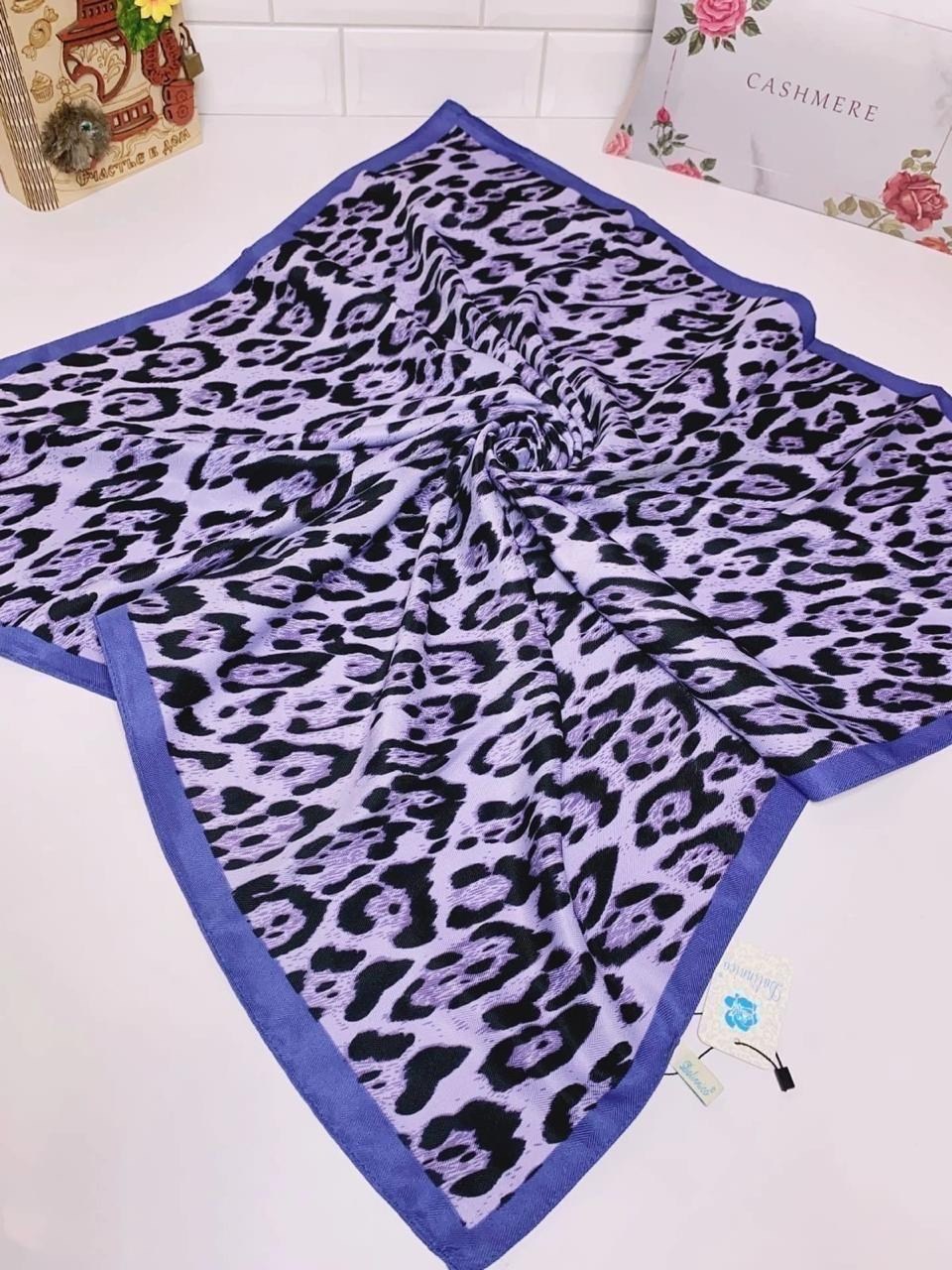 платки и шарфы,платок леопардовый,платки женские,платок женский шелковый на голову,платок на голове