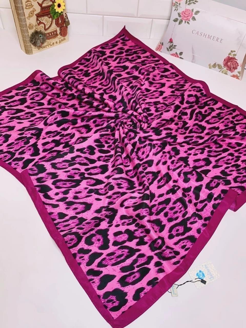 платки и шарфы,платок леопардовый,платки женские,платок женский шелковый на голову,платок на голове