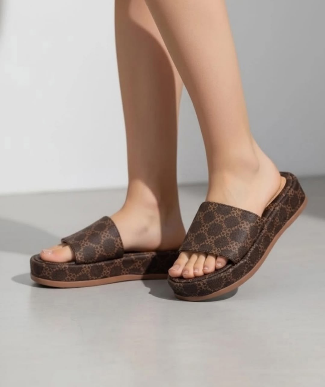 ,шлепанцы женские,модные тапочки,модные шлепанцы,тапки луи витон