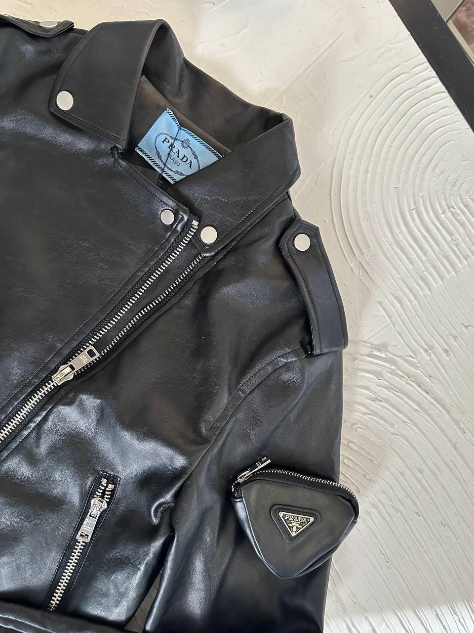 кожаная куртка prada,кожаная куртка,женская кожаная куртка,куртка в стиле prada косуха эко кожа короткая черная,куртка косуха