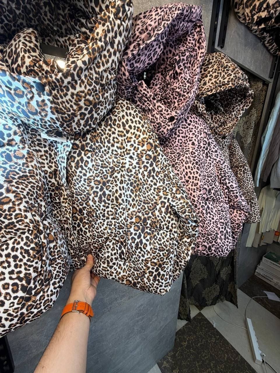 куртка леопардовая,куртка с леопардовым принтом,леопардовая женская куртка,монклер леопардовый пуховик,женская зимняя куртка леопардовая