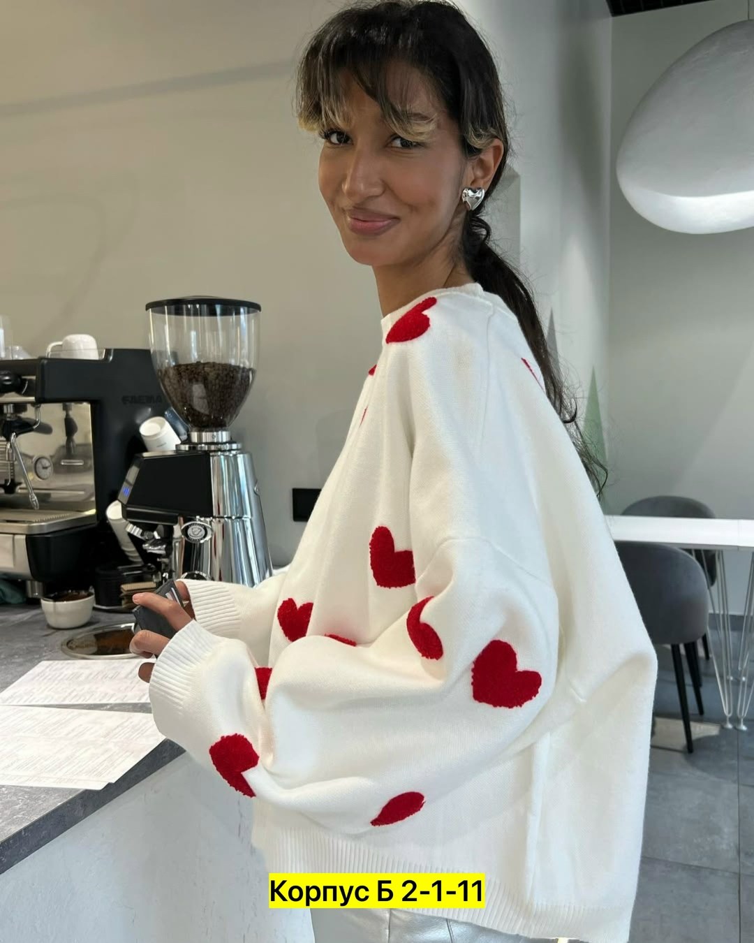 женский свитер с сердечками,свитер с сердечкам,женские свитера,женский трикотажный свитер с принтом сердечек,модные свитера