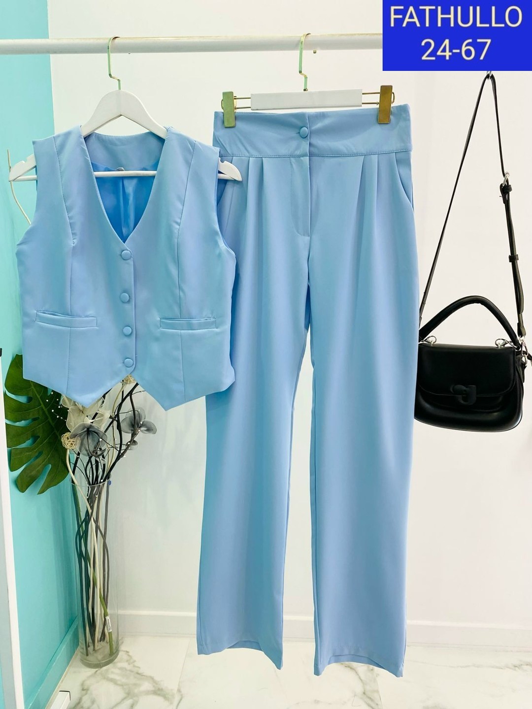 женский костюм с мешковатыми брюками и жилетом без рукавов,женский офисный костюм из жилета и брюк,женский комплект из жилета и широких брюк,костюм жилет,стильный брючный костюм