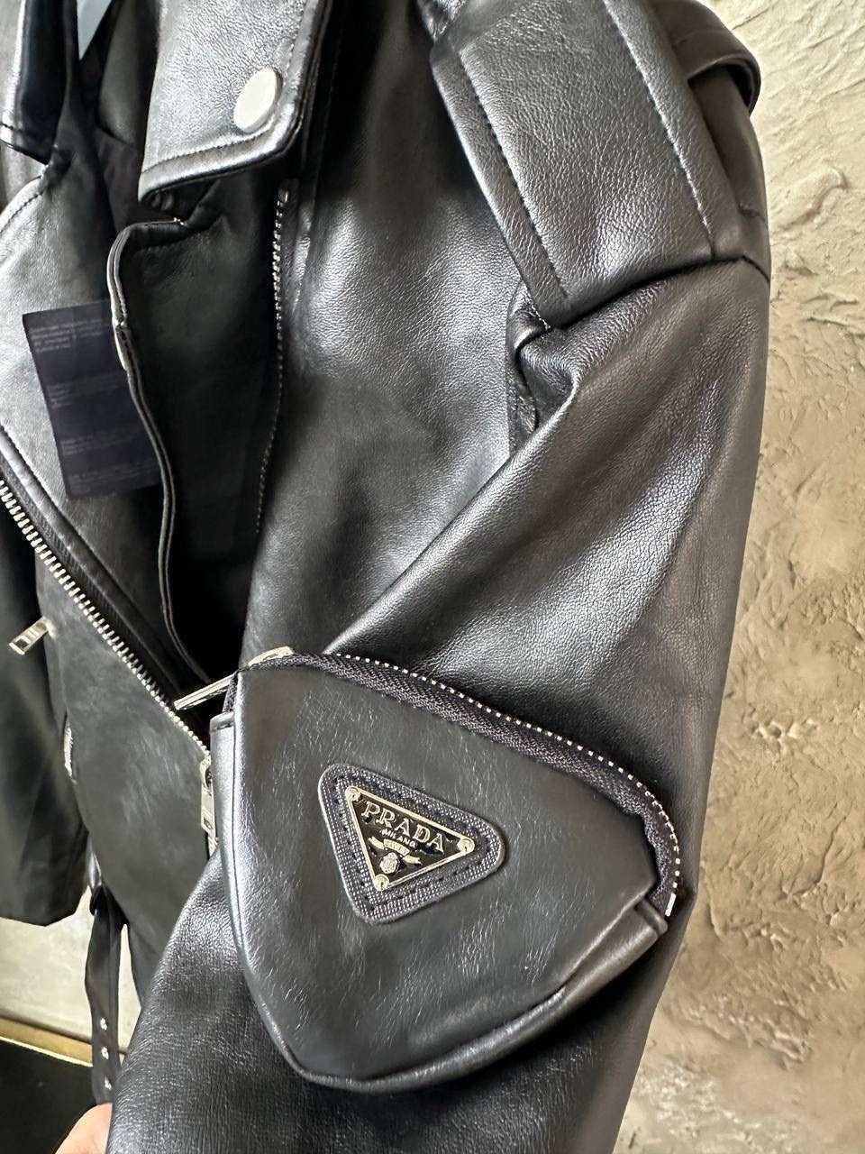 кожаная куртка prada,кожаная куртка,женская кожаная куртка,куртка в стиле prada косуха эко кожа короткая черная,куртка косуха