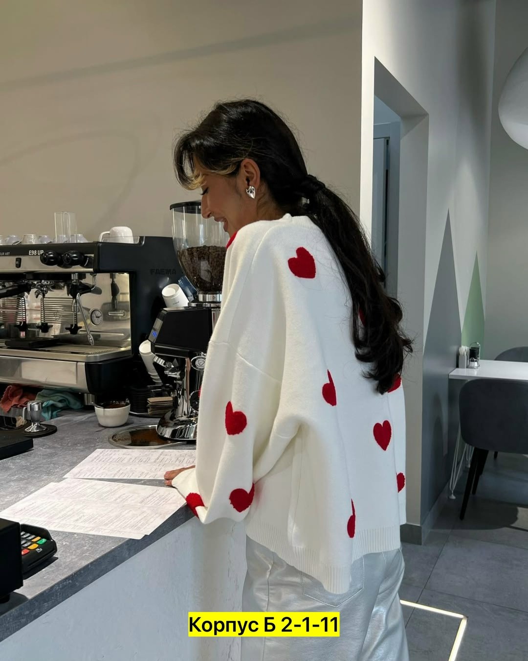 женский свитер с сердечками,свитер с сердечкам,женские свитера,женский трикотажный свитер с принтом сердечек,модные свитера