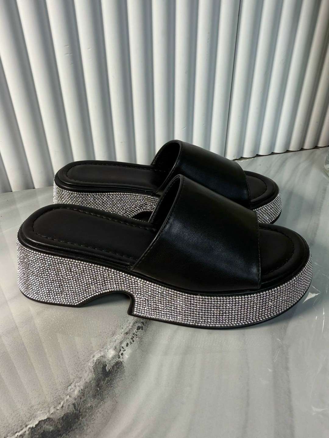 женские шлепанцы,,шлепанцы со стразами,шлепки женские,шлепки со стразами