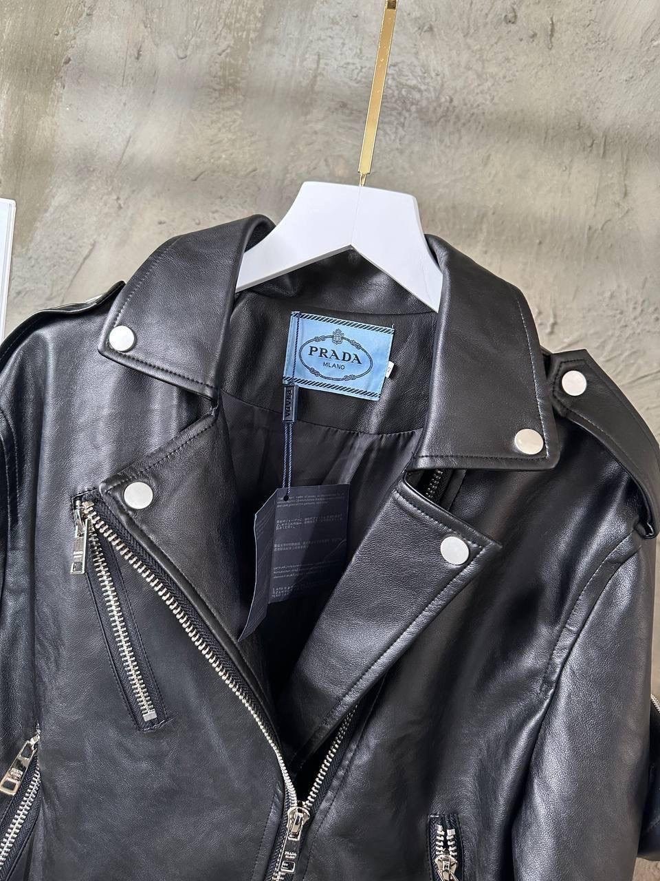 кожаная куртка prada,кожаная куртка,женская кожаная куртка,куртка в стиле prada косуха эко кожа короткая черная,куртка косуха