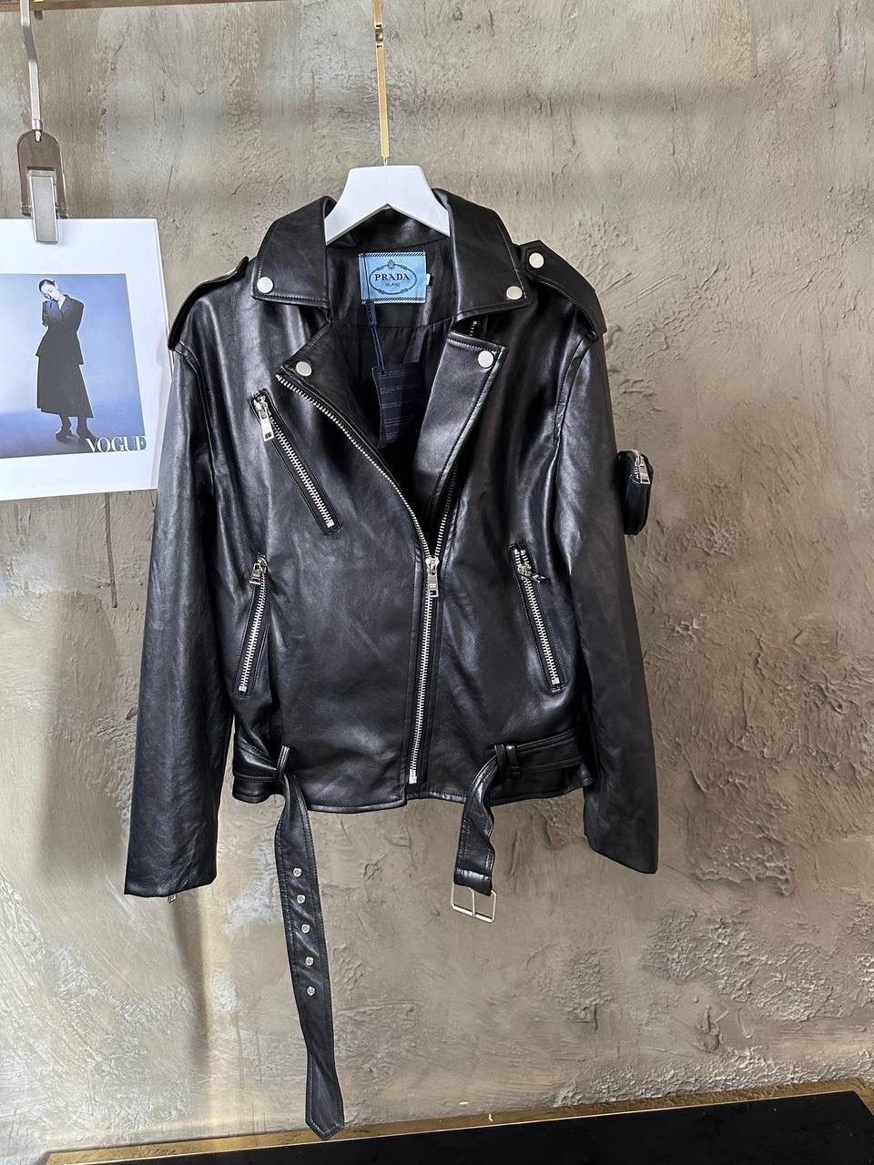 кожаная куртка prada,кожаная куртка,женская кожаная куртка,куртка в стиле prada косуха эко кожа короткая черная,куртка косуха