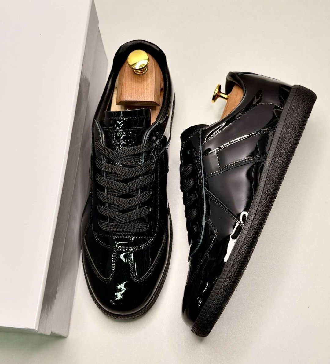 лакированные кроссовки,кроссовки адидас лакированные черные,,лакированные кроссовки adidas,кроссовки maison margiela replica patent black