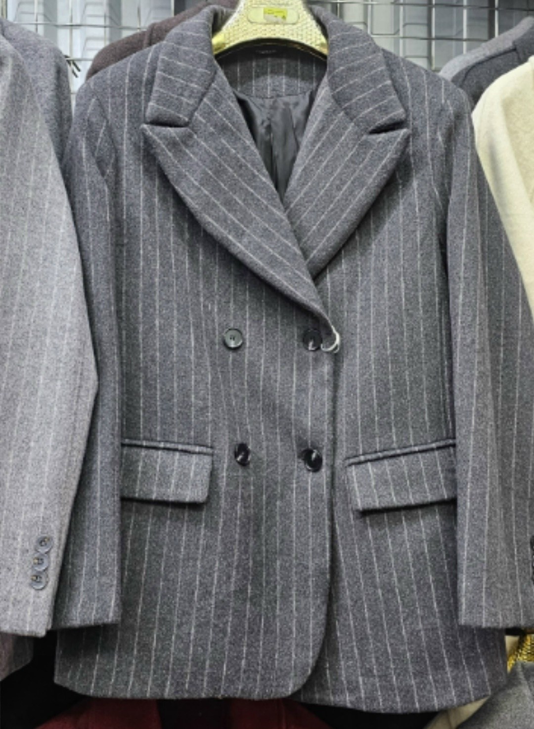 brunello cucinelli двубортный пиджак в полоску серый,brunello cucinelli двубортный пиджак в тонкую полоску серый,brunello cucinelli жакет/пиджак 2082085,брючный костюм,пальто пиджак