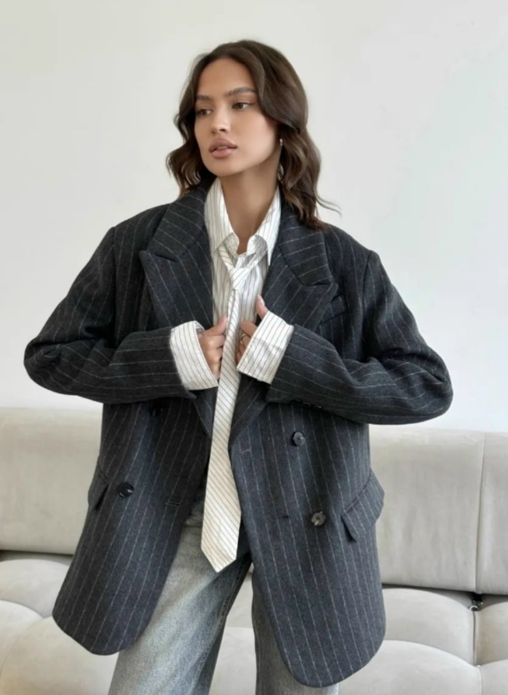 brunello cucinelli двубортный пиджак в полоску серый,brunello cucinelli двубортный пиджак в тонкую полоску серый,brunello cucinelli жакет/пиджак 2082085,брючный костюм,пальто пиджак