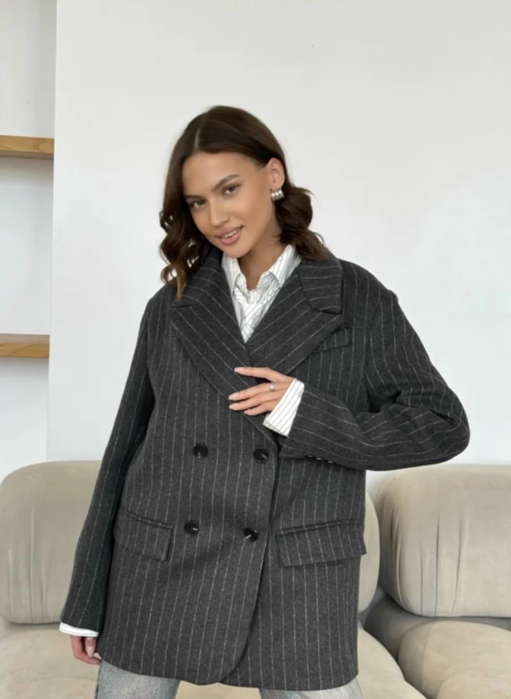 brunello cucinelli двубортный пиджак в полоску серый,brunello cucinelli двубортный пиджак в тонкую полоску серый,brunello cucinelli жакет/пиджак 2082085,брючный костюм,пальто пиджак