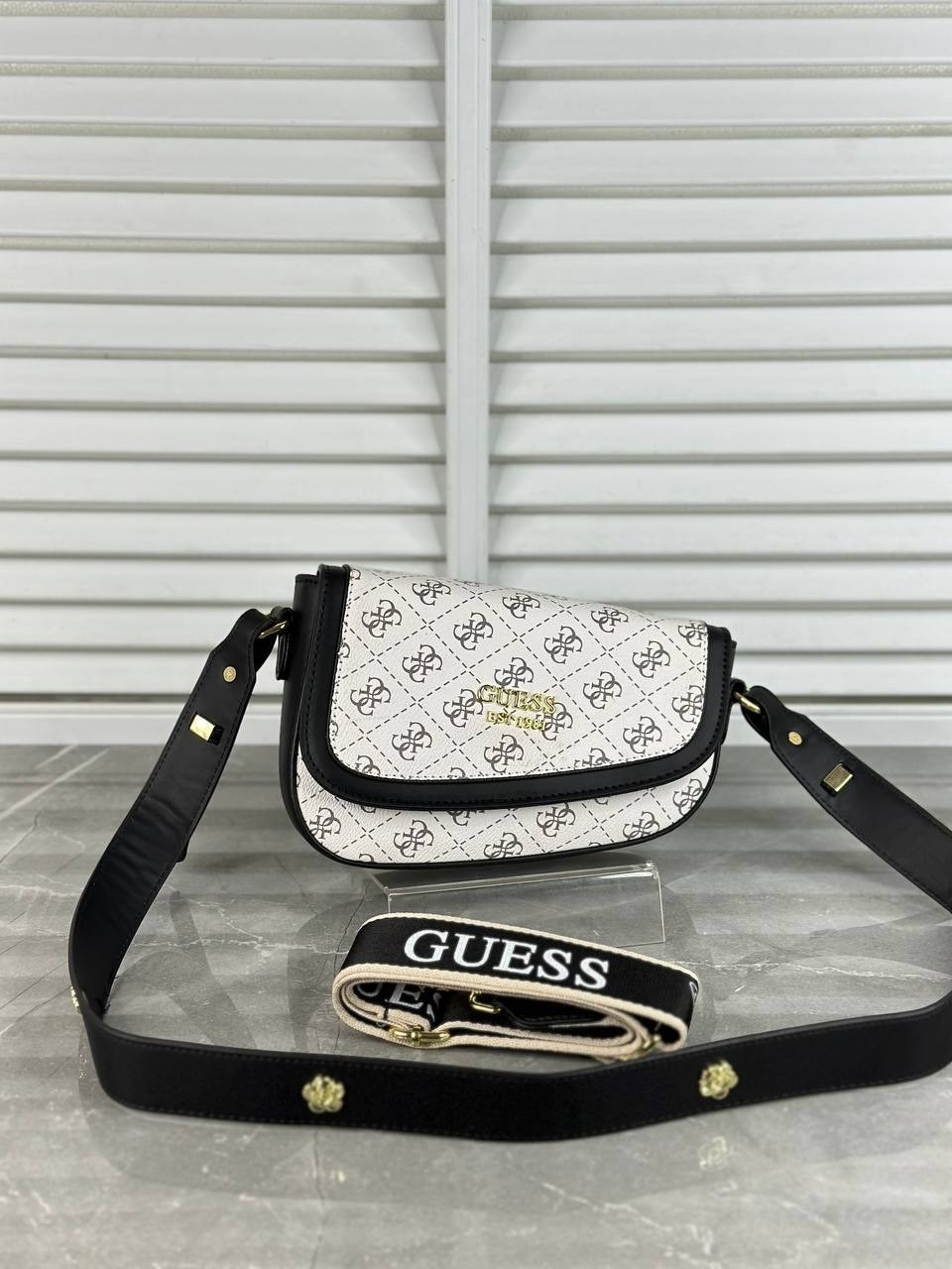 женская сумка guess через плечо,сумка женская guess,cумка guess,сумка через плечо guess,белая сумка guess