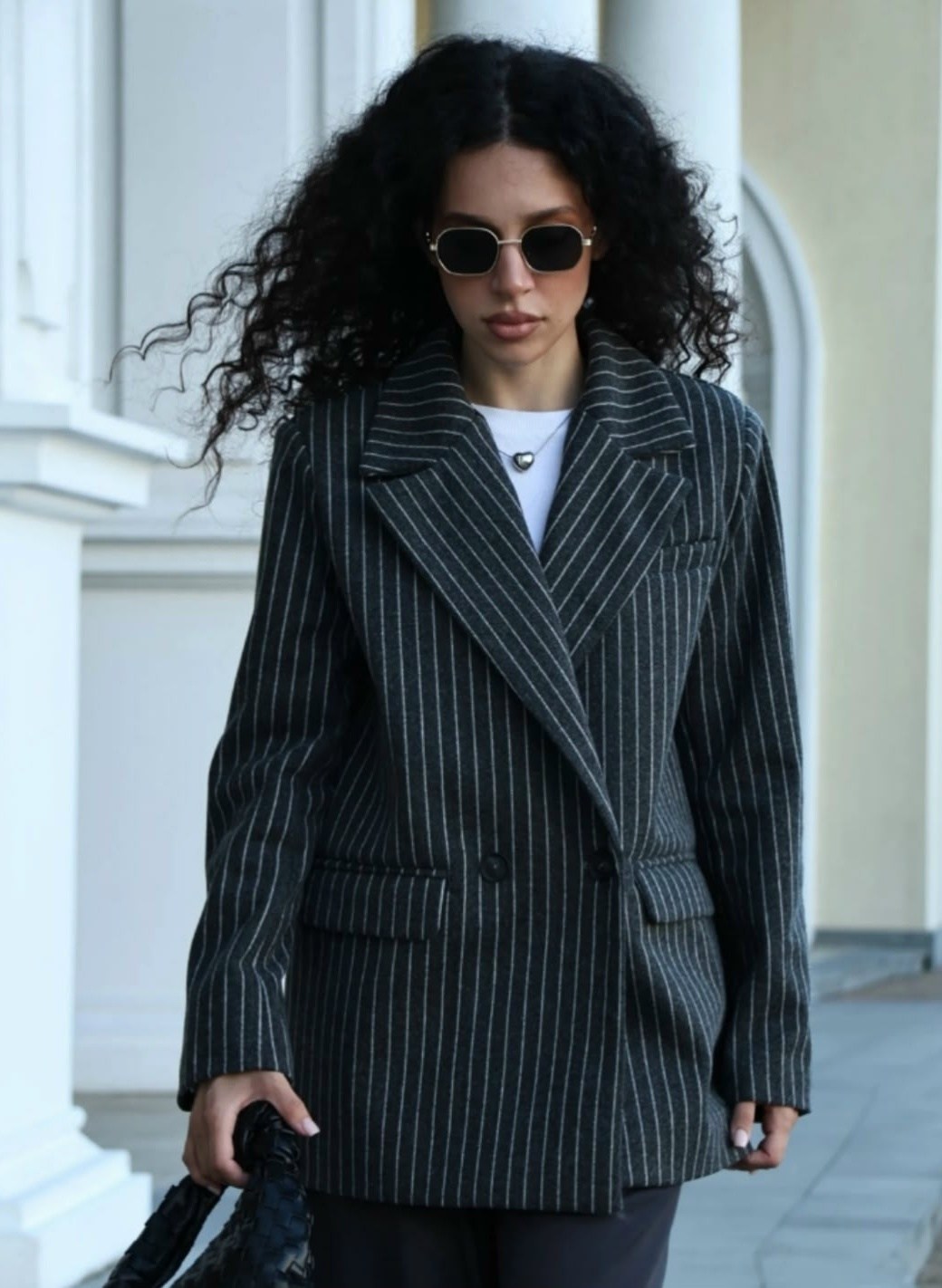 brunello cucinelli двубортный пиджак в полоску серый,brunello cucinelli двубортный пиджак в тонкую полоску серый,brunello cucinelli жакет/пиджак 2082085,брючный костюм,пальто пиджак