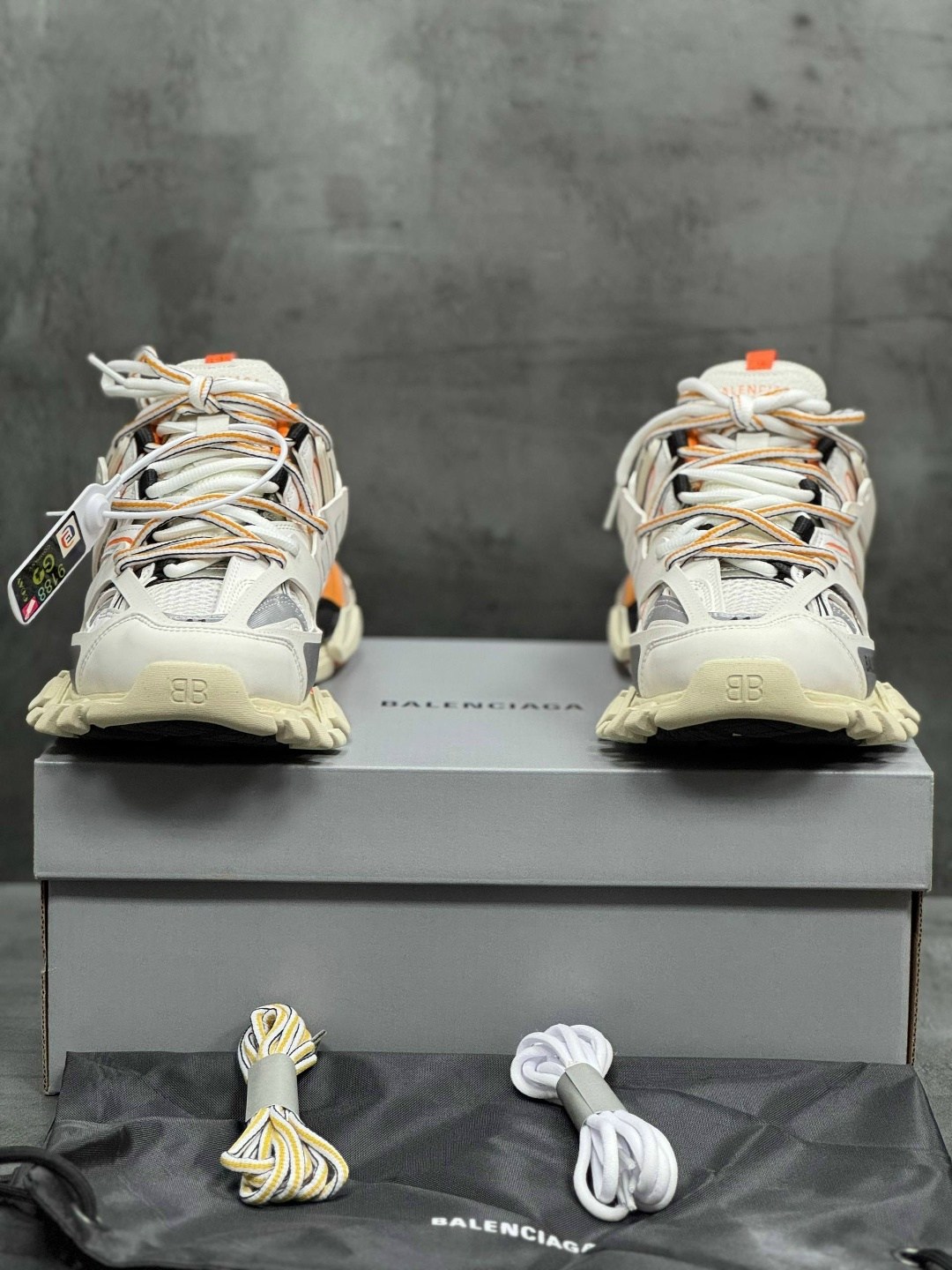 balenciaga tracks orange and white,кроссовки balenciaga track,кроссовки balenciaga,кроссовки balenciaga wmns track trainer white orange,balenciaga track