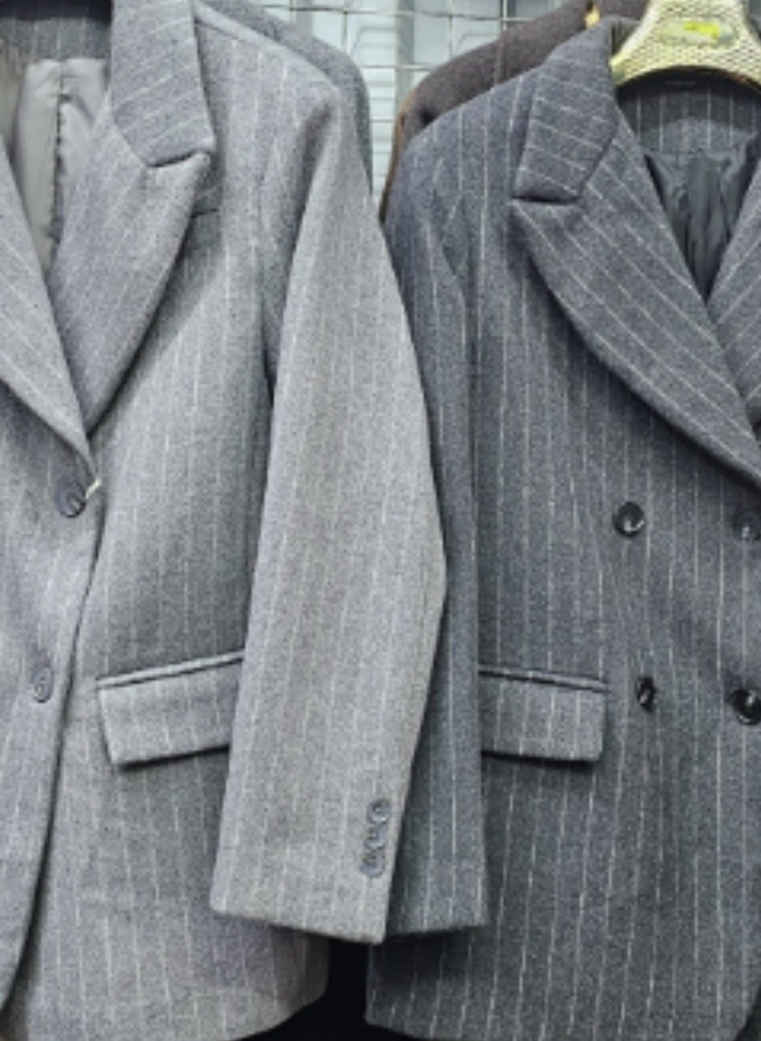 brunello cucinelli двубортный пиджак в полоску серый,brunello cucinelli двубортный пиджак в тонкую полоску серый,brunello cucinelli жакет/пиджак 2082085,брючный костюм,пальто пиджак