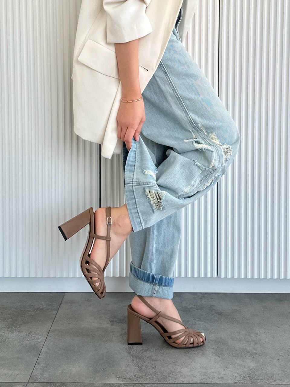 ,босоножки женские,стильные босоножки,босоножки на каблуках,белые босоножки