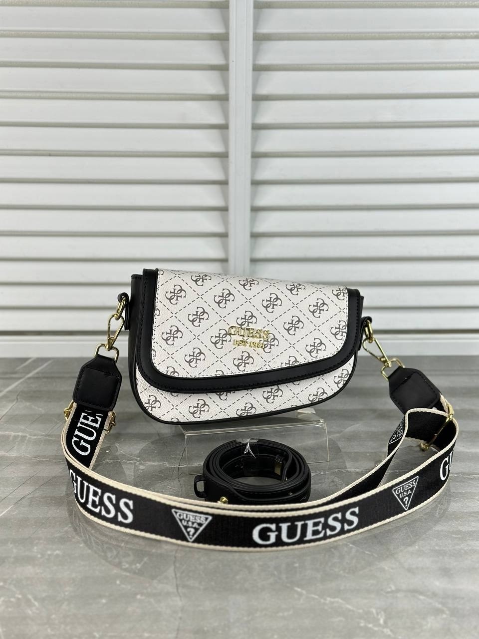 женская сумка guess через плечо,сумка женская guess,cумка guess,сумка через плечо guess,белая сумка guess
