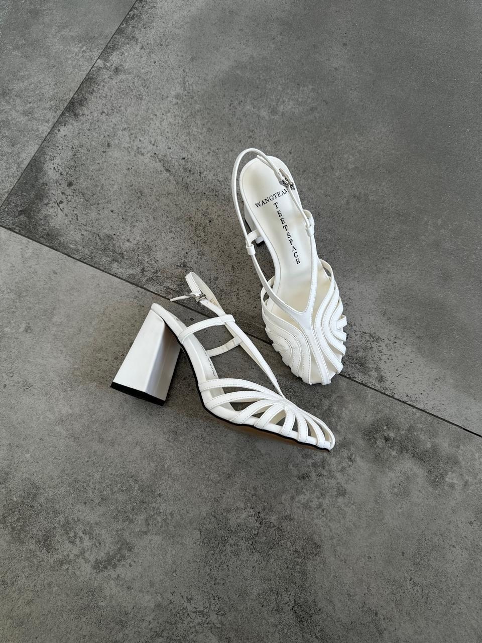 ,босоножки женские,стильные босоножки,босоножки на каблуках,белые босоножки