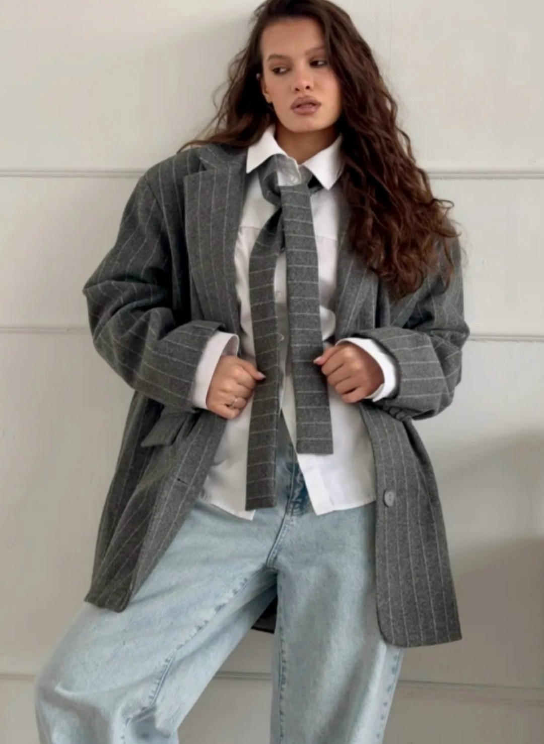 brunello cucinelli двубортный пиджак в полоску серый,brunello cucinelli двубортный пиджак в тонкую полоску серый,brunello cucinelli жакет/пиджак 2082085,брючный костюм,пальто пиджак