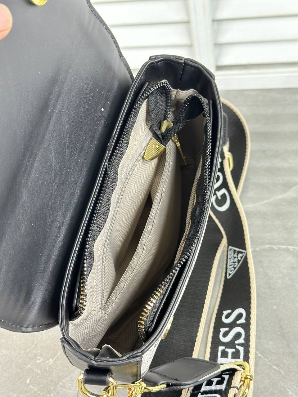 женская сумка guess через плечо,сумка женская guess,cумка guess,сумка через плечо guess,белая сумка guess