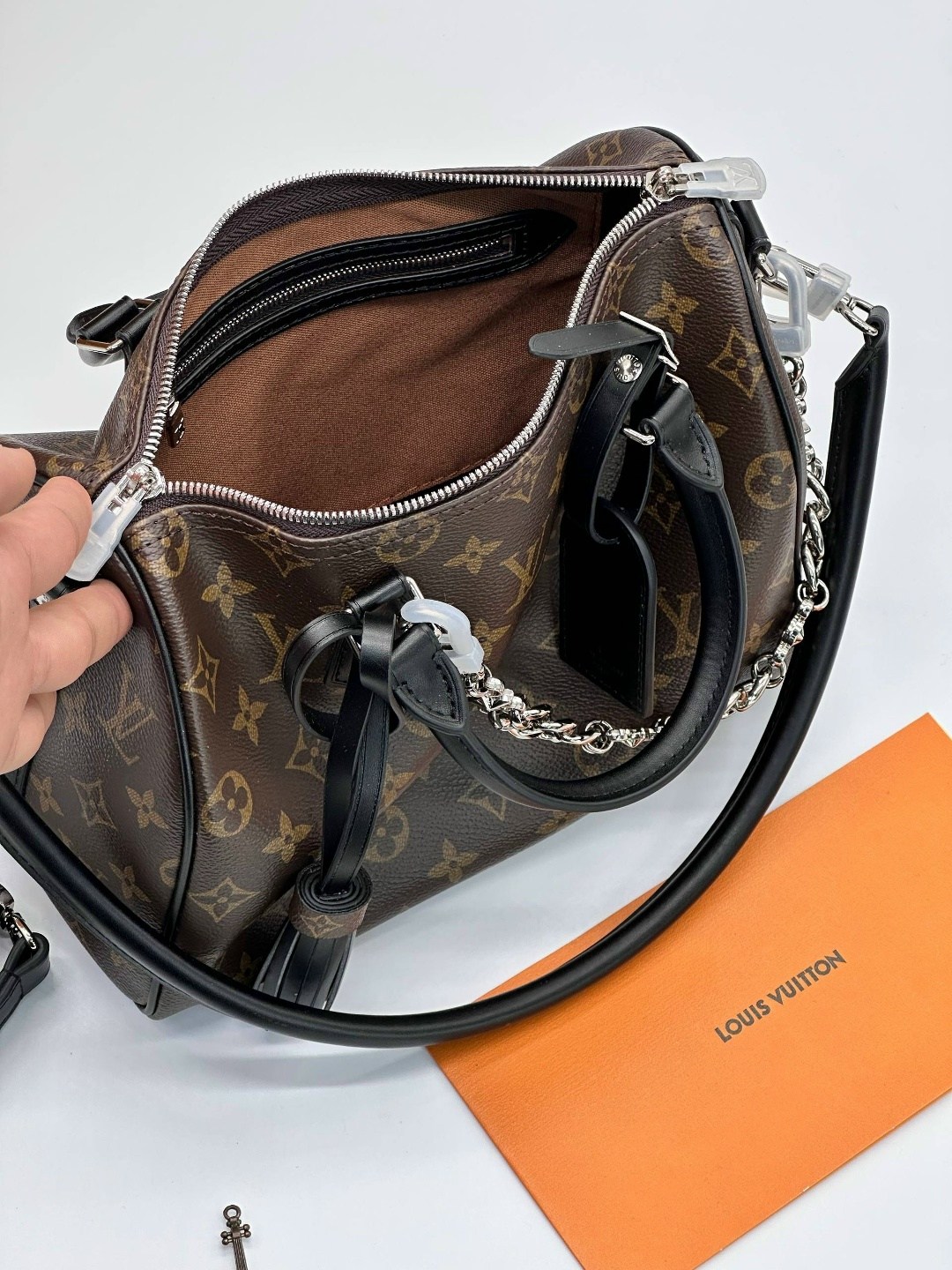 сумка женская louis vuitton,классическая сумка speedy louis vuitton с монограммой,сумка louis vuitton,louis vuitton сумка дорожная,louis vuitton сумка на плечо