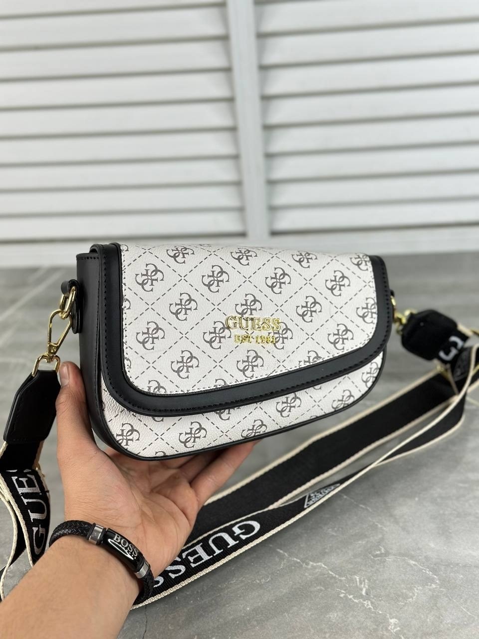 женская сумка guess через плечо,сумка женская guess,cумка guess,сумка через плечо guess,белая сумка guess