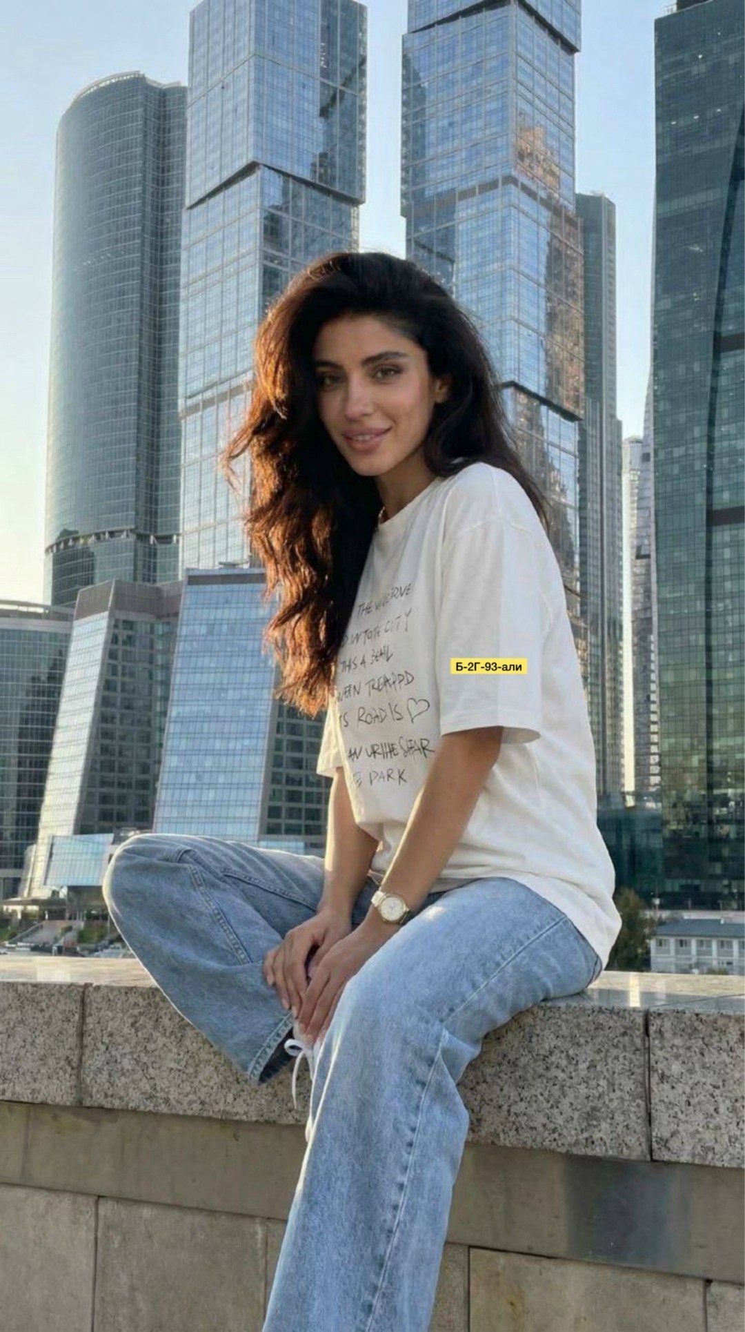 девушка,mariam sardaryan,комбинезон джинсовый женский,брюнетка девушка,джинсовый комбинезон