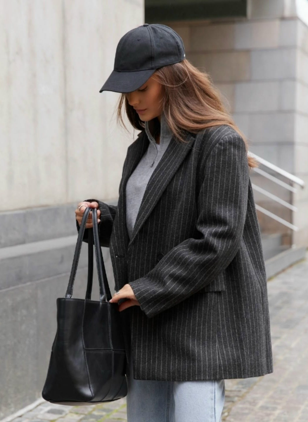 brunello cucinelli двубортный пиджак в полоску серый,brunello cucinelli двубортный пиджак в тонкую полоску серый,brunello cucinelli жакет/пиджак 2082085,брючный костюм,пальто пиджак