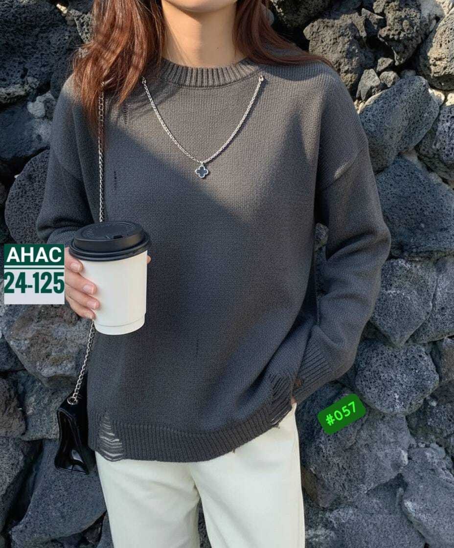 женская кофта,свитер женский,женский джемпер,свитер свободного кроя с рванкой,женская кофта белая