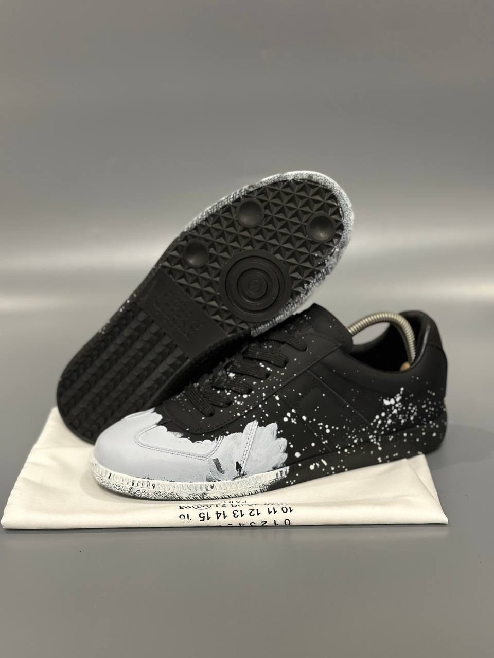 кроссовки maison margiela replica черный/белый,кроссовки maison margiela replica paint splatter sneakers белый,maison margiela replica sneaker low top paint splatter,maison margiela black replica,blac