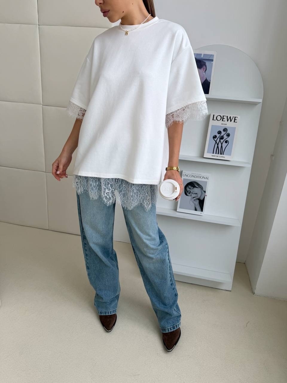 белая футболка оверсайз,футболка оверсайз с,удлиненная футболка,широкие джинсы,белая футболка