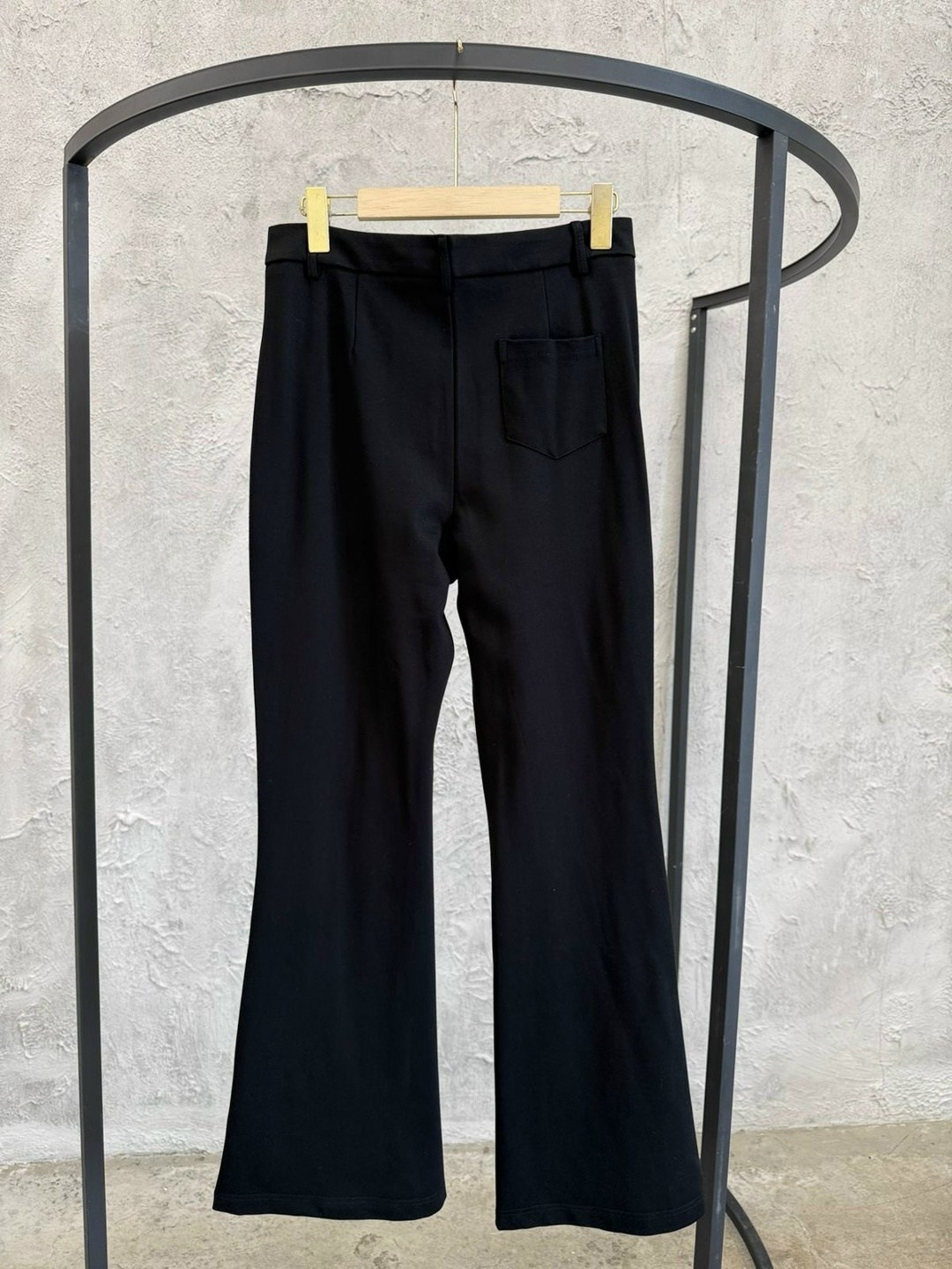 elisabetta franchi расклешенные брюки с логотипом черный,брюки клеш,брюки клеш классические с высокой посадкой plam 233420854,расклешенные брюки,черные брюки клеш