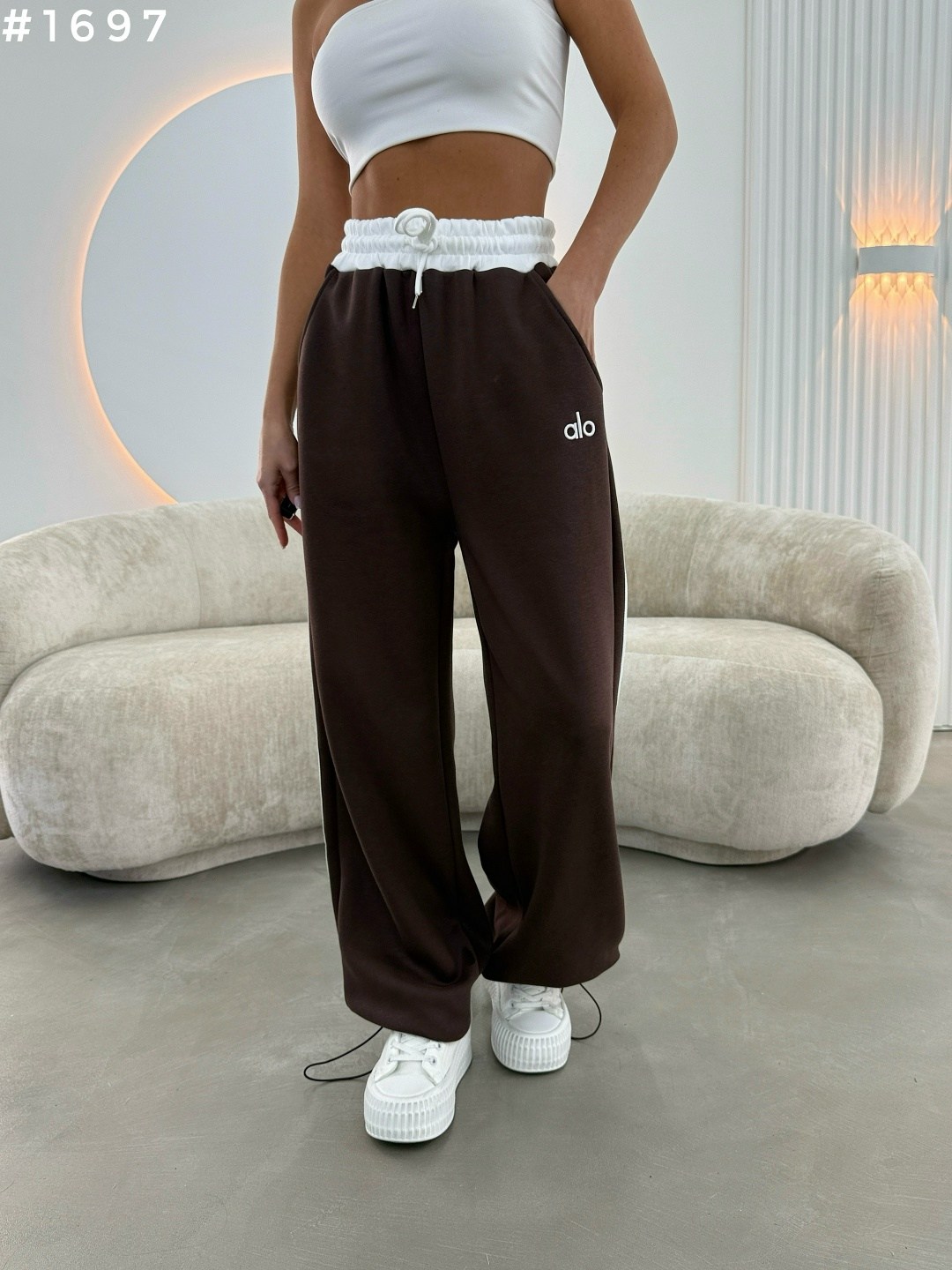 серые спортивные штаны женские широкие,брюки карго с лампасами широкие y2k styfash,спортивные штаны с лампасами,спортивные штаны,спортивные брюки