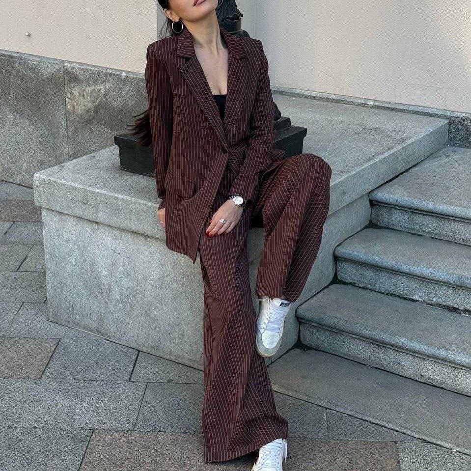 костюм двойка,серый брючный костюм,женские костюмы в полоску,брючный костюм,костюм белый