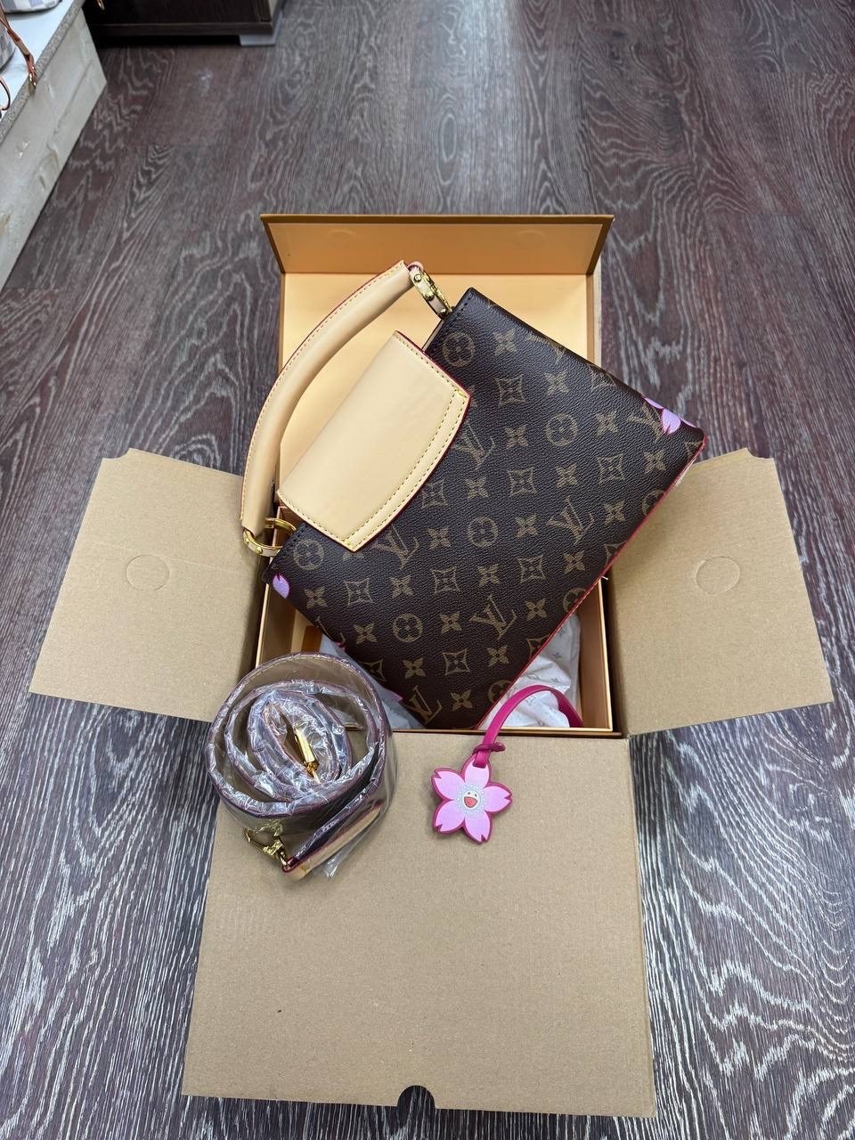 сумка louis vuitton,сумка женская louis vuitton,louis vuitton murakami,louis vuitton capucines,louis vuitton cherry blossom