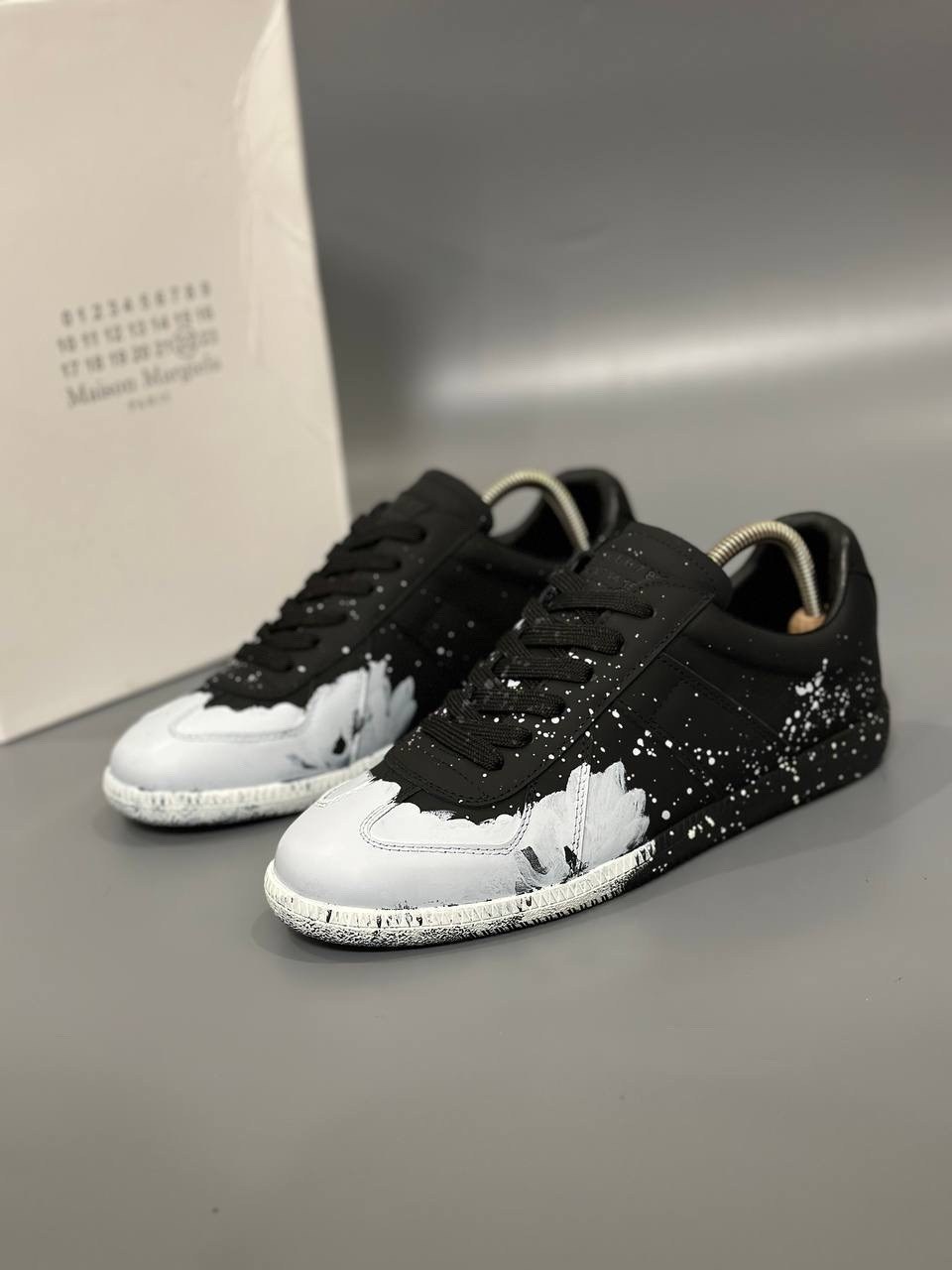 кроссовки maison margiela replica черный/белый,кроссовки maison margiela replica paint splatter sneakers белый,maison margiela replica sneaker low top paint splatter,maison margiela black replica,blac
