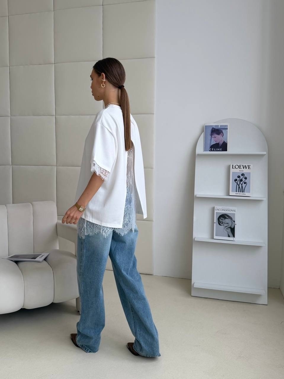 белая футболка оверсайз,футболка оверсайз с,удлиненная футболка,широкие джинсы,белая футболка