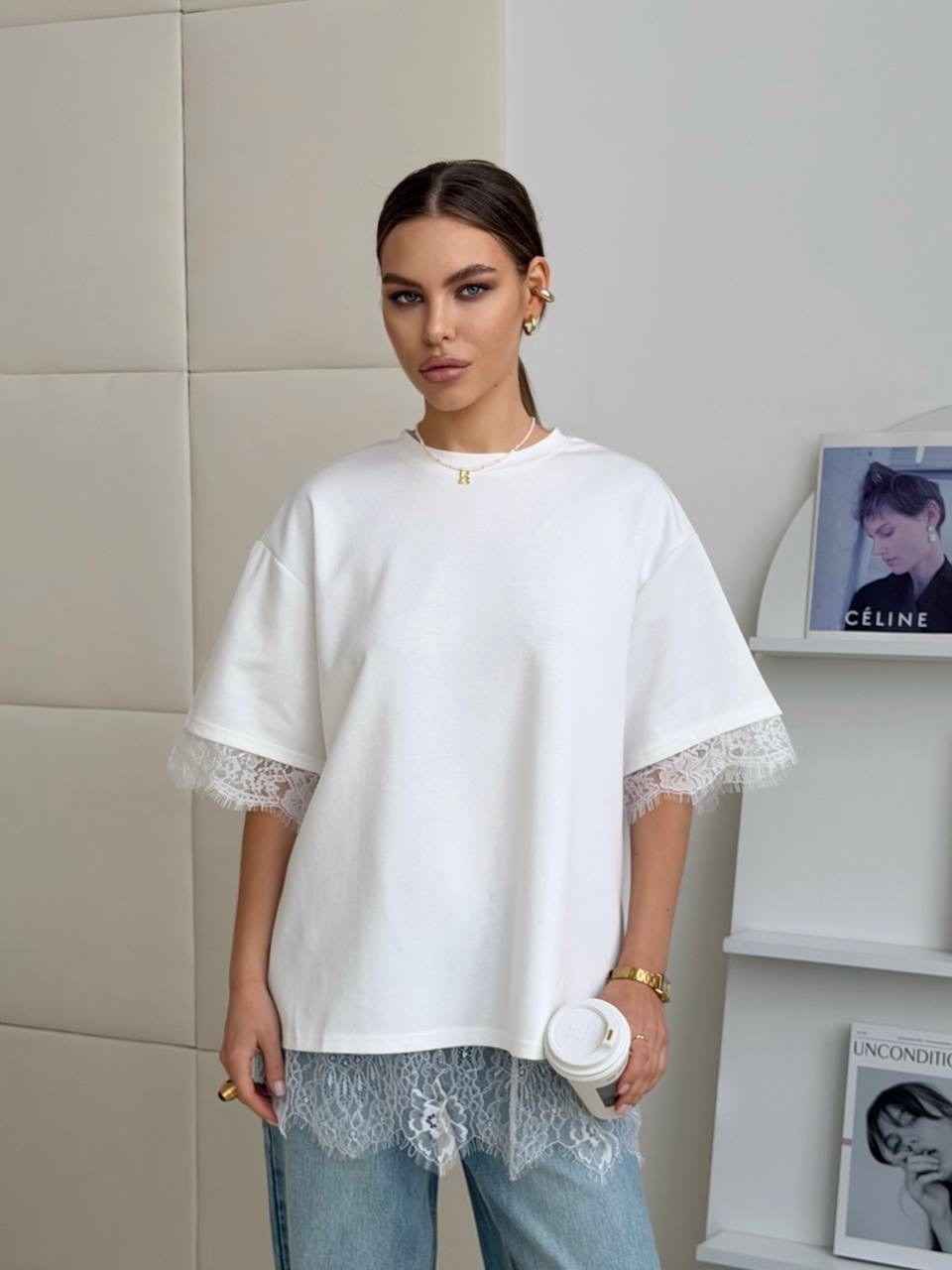 белая футболка оверсайз,футболка оверсайз с,удлиненная футболка,широкие джинсы,белая футболка