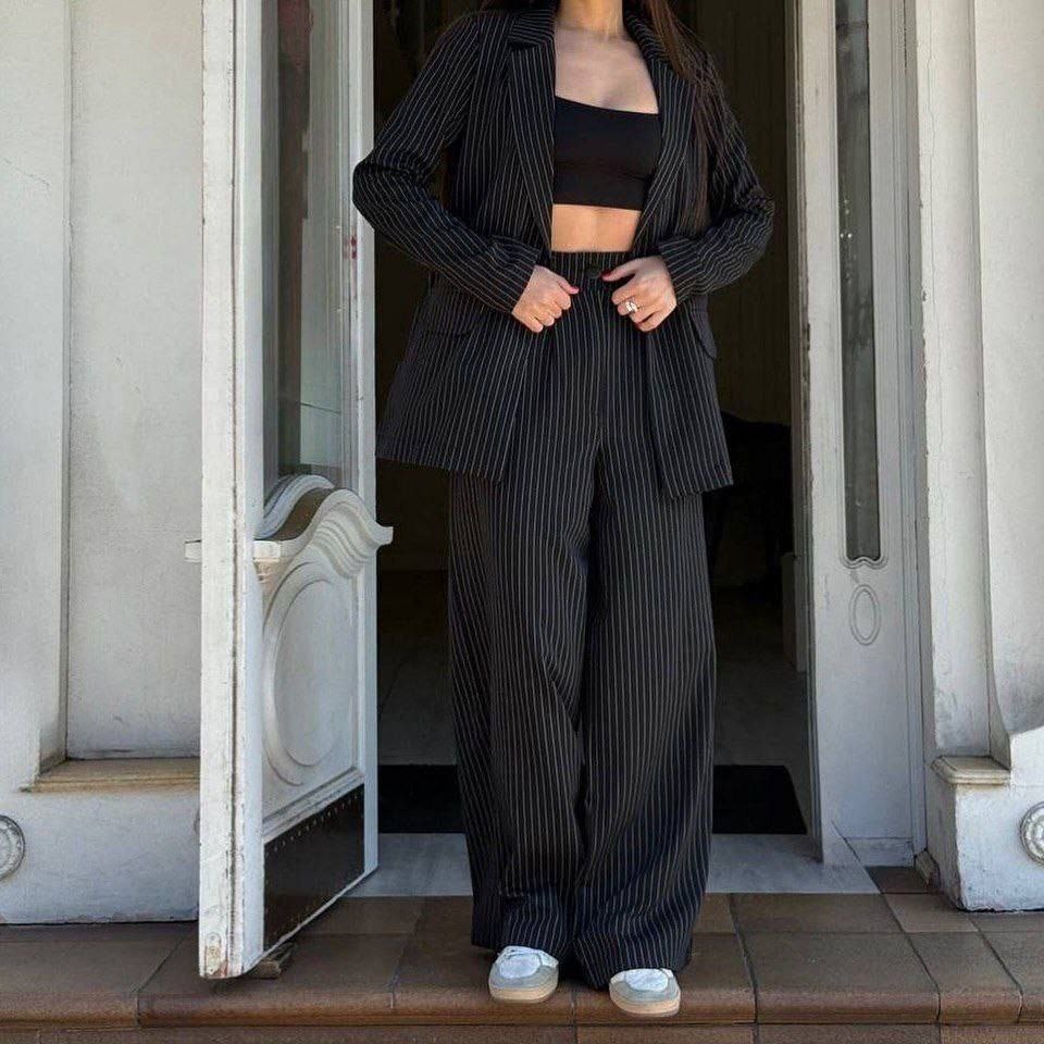 костюм двойка,серый брючный костюм,женские костюмы в полоску,брючный костюм,костюм белый