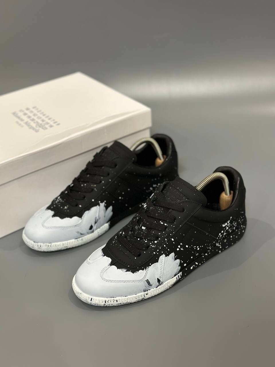 кроссовки maison margiela replica черный/белый,кроссовки maison margiela replica paint splatter sneakers белый,maison margiela replica sneaker low top paint splatter,maison margiela black replica,blac