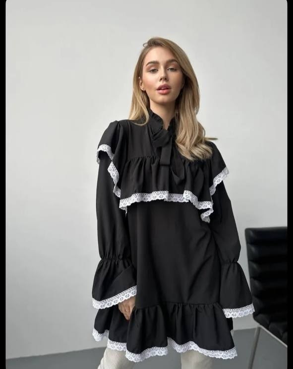 черное платье с рюшами,платье с белым кружевом,черное платье с белыми рюшами,платье с рюшами,платье свободного кроя