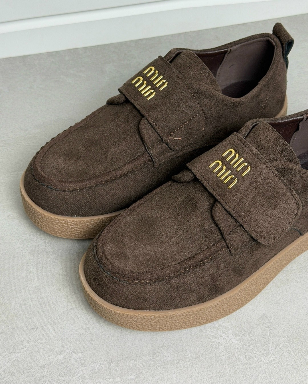 замшевые лоферы miu miu на высокий подошве и фирменной фурнитурой,,лоферы замш,женская ,замшевые лоферы женские