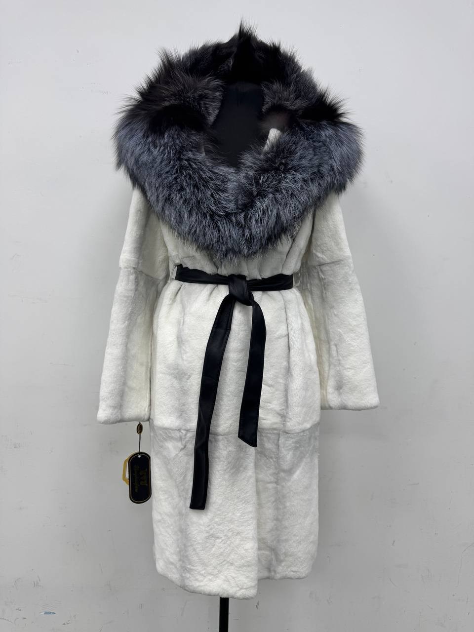бобрик белая шуба шуба с чернобуркой,шуба бобрик белая с чернобуркой,шуба из бобрика,шуба бобрик белая с капюшоном из чернобурки,шуба из бобра