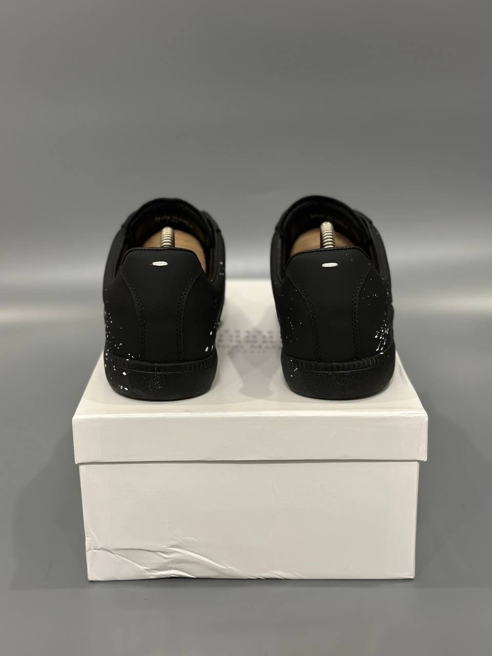 кроссовки maison margiela replica черный/белый,кроссовки maison margiela replica paint splatter sneakers белый,maison margiela replica sneaker low top paint splatter,maison margiela black replica,blac