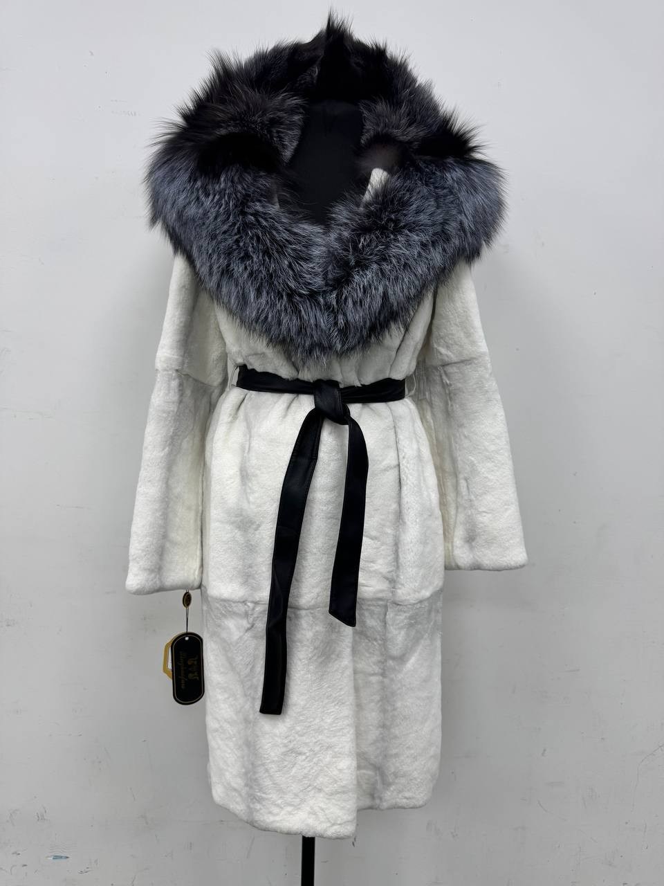 бобрик белая шуба шуба с чернобуркой,шуба бобрик белая с чернобуркой,шуба из бобрика,шуба бобрик белая с капюшоном из чернобурки,шуба из бобра