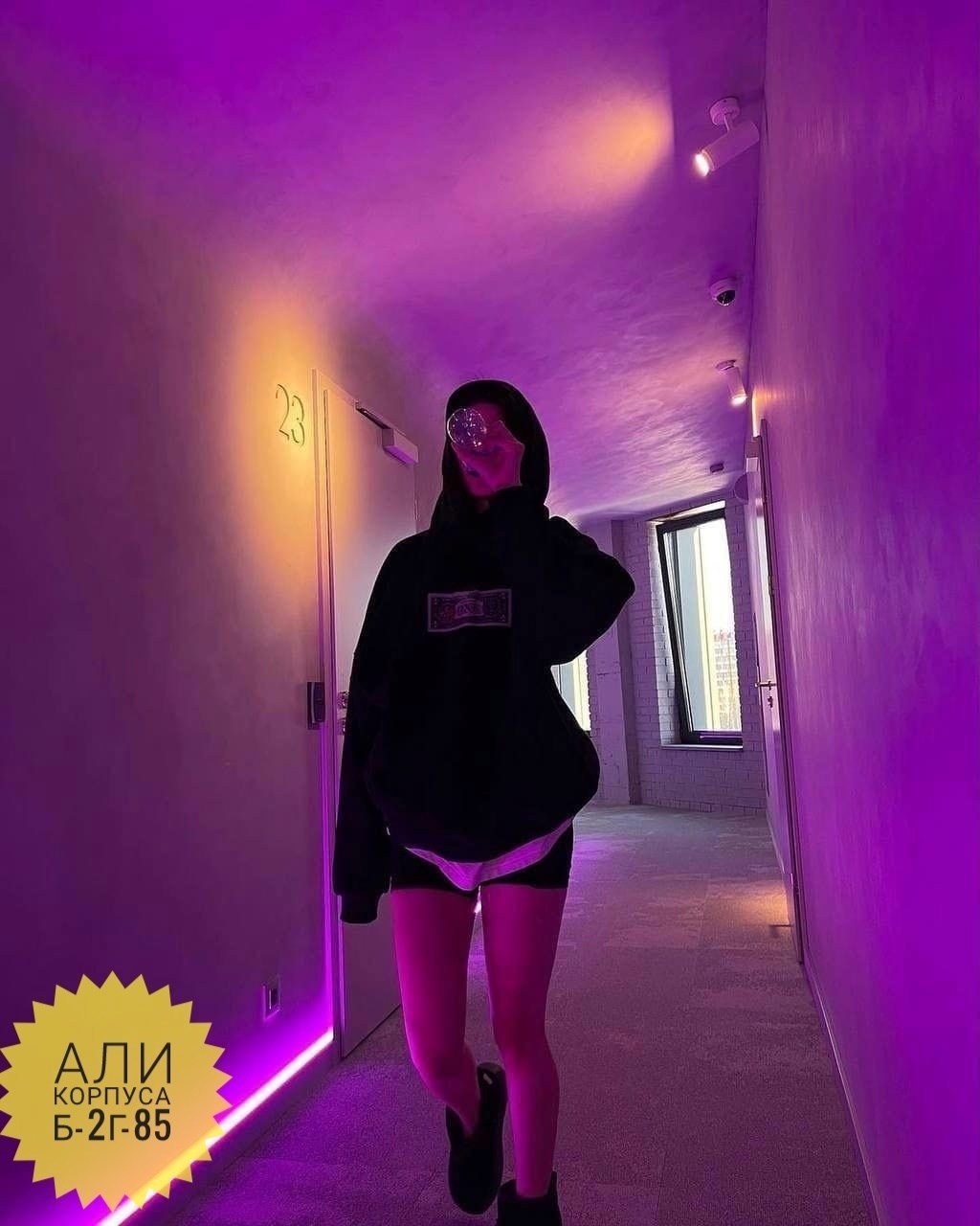 настенное освещение,комната с фиолетовой подсветкой,светодиодная светильник,неоновое освещение,помещение