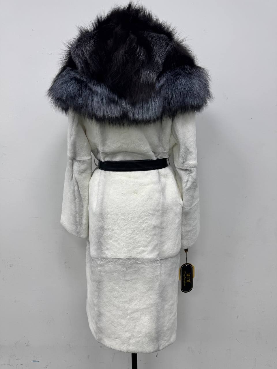 бобрик белая шуба шуба с чернобуркой,шуба бобрик белая с чернобуркой,шуба из бобрика,шуба бобрик белая с капюшоном из чернобурки,шуба из бобра
